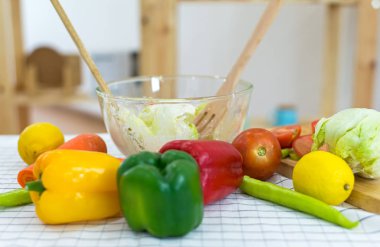 Cook olun mutfak için diyet sebze salataya karıştırmak, odağı seçin. Sağlıklı kavramı