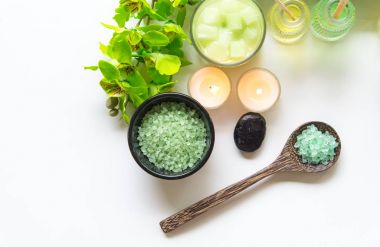 Tay Spa uygulamaları aroma terapi tuz ve doğa yeşil şeker fırçalayın ve kaya ahşap beyaz mum ile Yeşil orkide çiçek ile masaj. Tayland. Sağlıklı kavramı. kopyalama alanı, select ve yumuşak odak