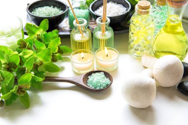 Tay Spa uygulamaları aroma terapi tuz ve doğa yeşil şeker fırçalayın ve kaya ahşap beyaz mum ile Yeşil orkide çiçek ile masaj. Tayland. Sağlıklı kavramı. kopyalama alanı, select ve yumuşak odak
