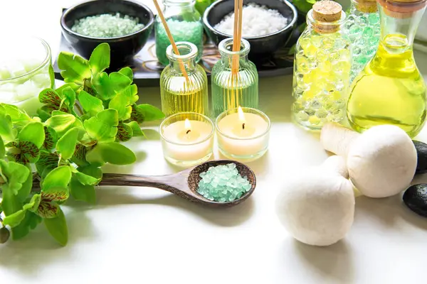 Tay Spa uygulamaları aroma terapi tuz ve doğa yeşil şeker fırçalayın ve kaya ahşap beyaz mum ile Yeşil orkide çiçek ile masaj. Tayland. Sağlıklı kavramı. kopyalama alanı, select ve yumuşak odak