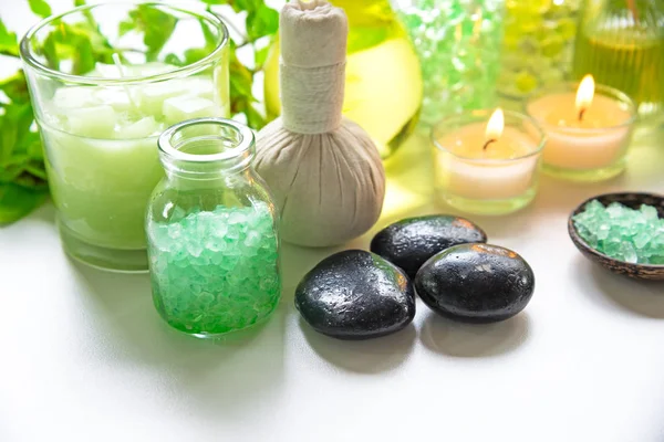 Tay Spa uygulamaları aroma terapi tuz ve doğa yeşil şeker fırçalayın ve kaya ahşap beyaz mum ile Yeşil orkide çiçek ile masaj. Tayland. Sağlıklı kavramı. kopyalama alanı, select ve yumuşak odak