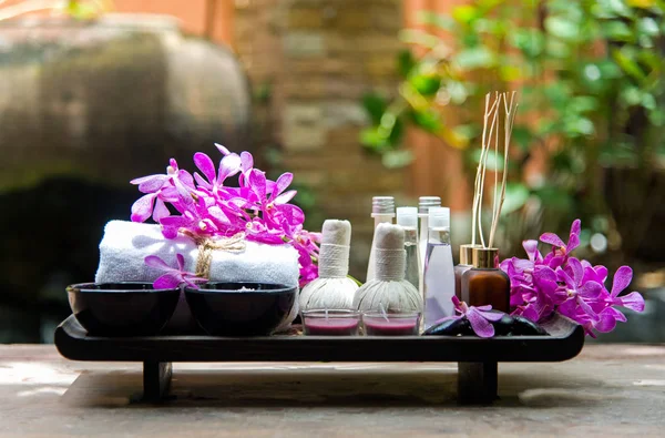 Thai Spa Tratamentos aromaterapia sal e açúcar esfoliação e massagem rock com flor de orquídea em branco de madeira. Conceito saudável. espaço de cópia, selecione e foco suave — Fotografia de Stock