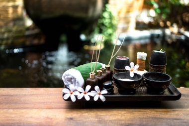 Thai Spa Masaj sıkıştırma topları, bitkisel topu ve tedavi spa, rahatla ve çiçek, Tayland ile sağlıklı bakım. Sağlıklı kavramı. odağı seçin