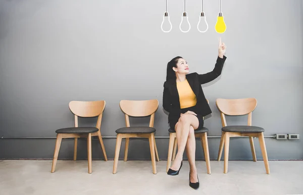 Business women Touching Innovation With Human Head on Visual Screen. — Stock Photo, Image