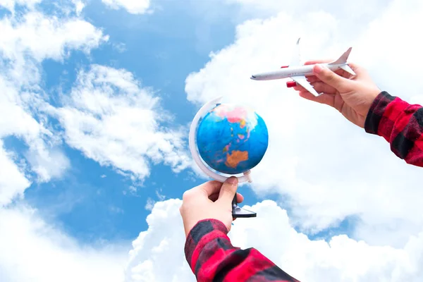 Turista segurando avião voo viajante voar viajando ar cidadania em todo o mundo, belo fundo céu azul. Conceito de viagem . — Fotografia de Stock