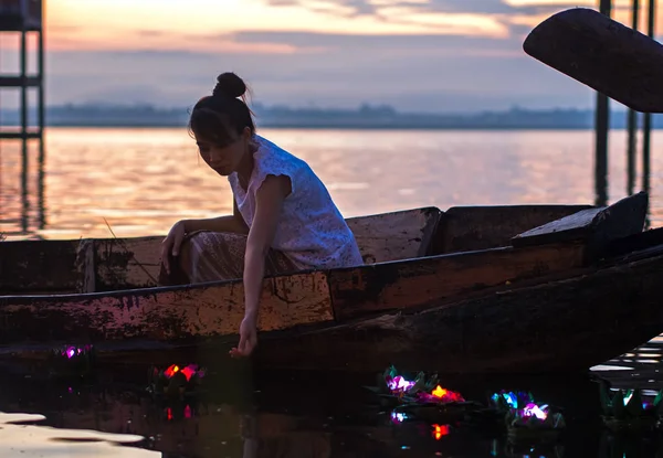 Las mujeres asiáticas Loy Kratong Festival en el barco de pesca en el embalse, Viajar Tailandia . — Foto de Stock