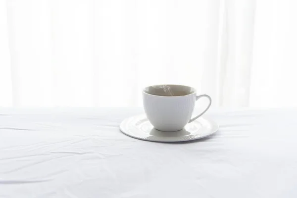 Café du matin frais sur le lit blanc dans la journée ensoleillée. Concept de style de vie — Photo