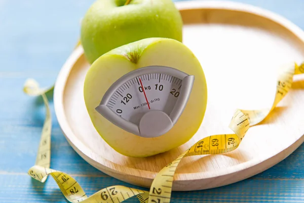 Green apple with weight scale and measuring tape for the healthy diet slimming . Diet and Healthy Concept — Stock Photo, Image