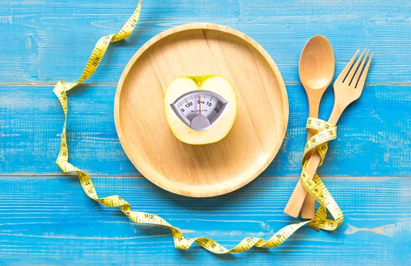 体重計と健康的なダイエット痩身の測定テープ青リンゴ。ダイエットと健康の概念 — ストック写真