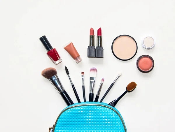 Makeup cosmetics tools background and beauty cosmetics, products and facial cosmetics package lipstick, eyeshadow on the white background.  Lifestyle Concept. — Stock Photo, Image