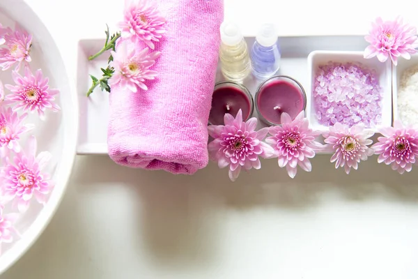 Kaplıca tedavisi ve ürün kadın ayak ve manikür çivi için pembe çiçek, bulunan spa alanı, yumuşak kopyalayın ve odak, Tayland seçin. Sağlıklı kavramı