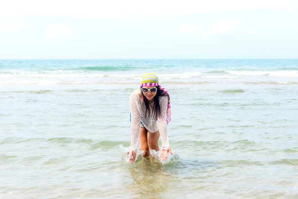 Kobieta moda zrelaksować się na plaży. Biały piasek, Błękitne niebo pochmurne i krystalicznie czyste morze plaża tropikalne. — Zdjęcie stockowe