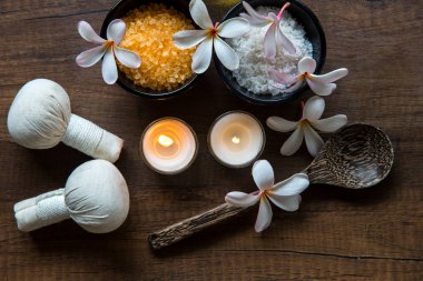 Tay spa kompozisyon tedaviler aroma terapi mumlar ve ahşap masaya Plumeria çiçek ile kapatın. Sağlıklı kavramı.
