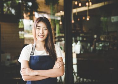 Barista Asyalı kadınlar Cafe yapma kahve hazırlama. Hizmet anlayışı