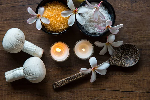 Tratamientos de composición de spa tailandés aromaterapia con velas y flores de Plumeria en mesa de madera de cerca. Concepto saludable . —  Fotos de Stock