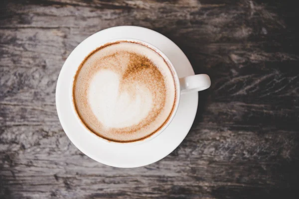 Eski ahşap masa kahve sabah fincan şekli kalp. Yaşam tarzı kavramı