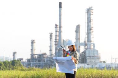 Enerji santrali enerji ve petrokimya sanayi planı radyo için işçi güvenlik denetimi ile tutan mühendisi kadın. Mühendis kavramı