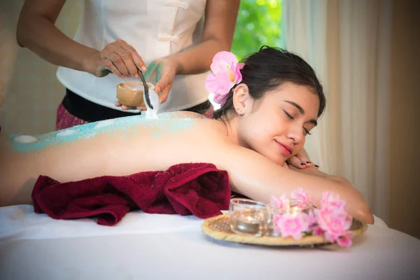 男按摩师做按摩水疗治疗盐和糖的泰国 spa 生活方式中，亚洲女人身上如此放松和豪华。健康概念 — 图库照片