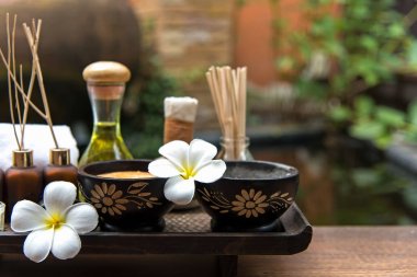 Tay spa kompozisyon tedaviler aroma terapi mumlar ve ahşap masaya Plumeria çiçek ile kapatın. Sağlıklı kavramı.