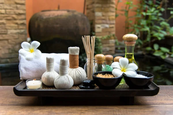 Tratamientos de composición de spa tailandés aromaterapia con velas y flores de Plumeria en mesa de madera de cerca. Concepto saludable . —  Fotos de Stock