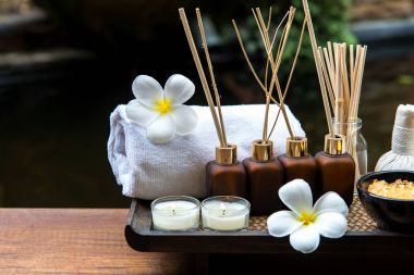 Tay spa kompozisyon tedaviler aroma terapi mumlar ve ahşap masaya Plumeria çiçek ile kapatın. Sağlıklı kavramı.