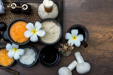Tay spa kompozisyon tedaviler aroma terapi mumlar ve ahşap masaya Plumeria çiçek ile kapatın. Sağlıklı kavramı.