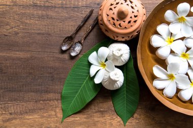Tay spa kompozisyon tedaviler aroma terapi mumlar ve ahşap masaya Plumeria çiçek ile kapatın. Sağlıklı kavramı.