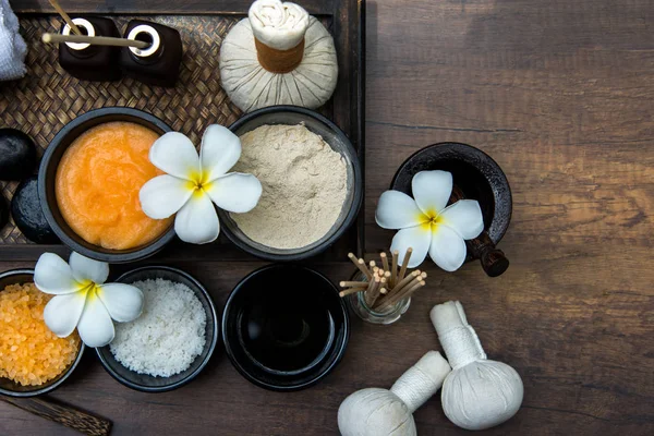 Тайский спа-композиция лечения ароматерапия со свечами и цветами Plumeria на деревянном столе крупным планом. Здоровое питание . — стоковое фото