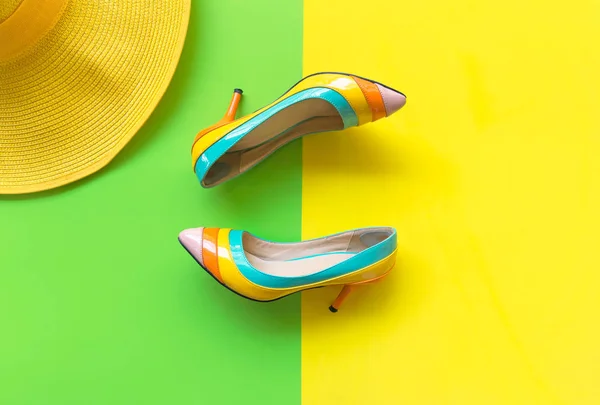 Conjunto de accesorios mujer de moda. Moda moda zapatos de colores tacones, sombrero grande amarillo con estilo. Fondo verde y amarillo colorido . — Foto de Stock