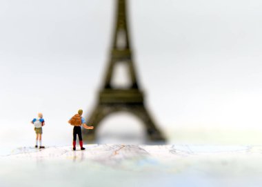 Minyatür grup Gezgin Instalar sırt çantası ile dünya çapında seyahat için eşlemek. Seyahat kavramı