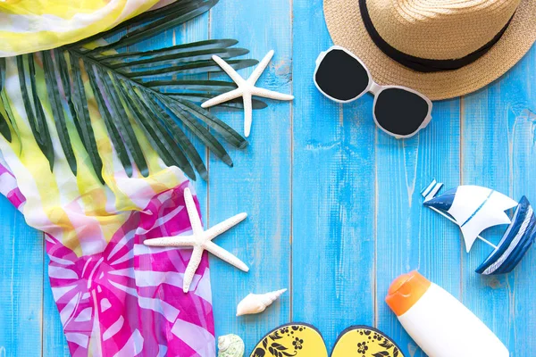 Sommermode Frau großen Hut und Accessoires, Vintage-Kamera und Sonnenbrille gehen in den Strand zu reisen. tropisches Meer.Ungewöhnliche Draufsicht, Hintergrund. Sommerkonzept. — Stockfoto