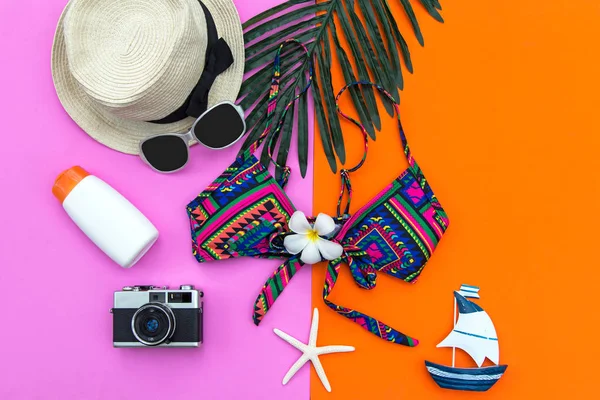 Zomer Fashion vrouw badpak Bikini, camera, vis ster, sunblock, zonnebril, hoed. Reizen in de vakantie hout blauwe achtergrond. Zomer Concept. — Stockfoto