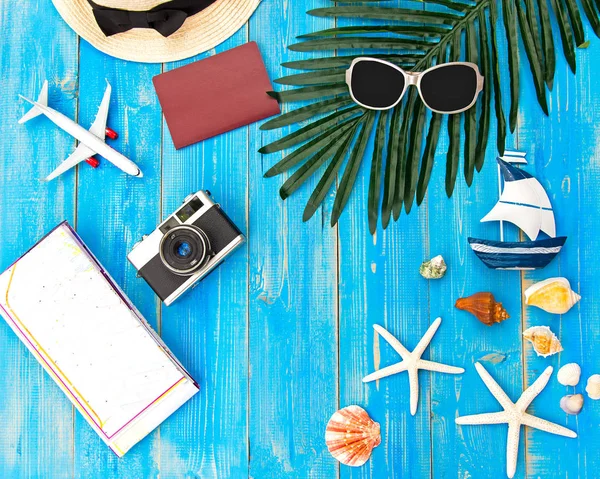 Accessori estivi, macchina fotografica e occhiali da sole vanno a viaggiare in spiaggia. Mare tropicale.Vista dall'alto insolita. Viaggio e concetto estivo . — Foto Stock