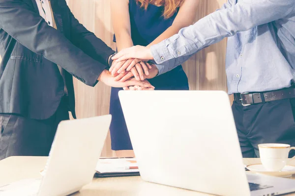 Business partner människor gå med handen efter kontrakt avslutade mötet. Lagarbete koncept. — Stockfoto
