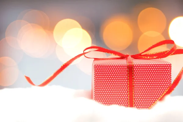 Jul dekorativa med röd presentbox och snöflinga. God jul och gott nytt år 2018 text på ljus boken bakgrund — Stockfoto