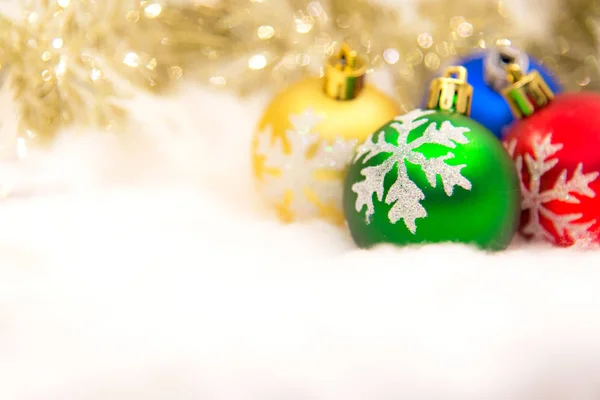 Natal decorativo com bola colorida presente e floco de neve. Feliz Natal e Feliz Ano Novo 2018 texto sobre fundo claro . — Fotografia de Stock