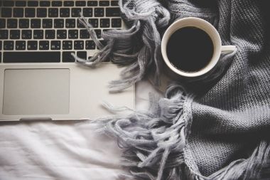 Sıcacık kış ev arka plan, hatmi, beyaz yatak arka plan, vintage sesi, üstten görünüm sıcak örme kazak ile sıcak kahve. Yaşam tarzı kavramı