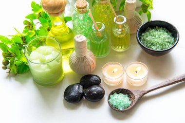 Tay Spa uygulamaları aroma terapi tuz ve doğa yeşil şeker fırçalayın ve kaya ahşap beyaz mum ile Yeşil orkide çiçek ile masaj. Tayland. Sağlıklı kavramı. kopyalama alanı, select ve yumuşak odak