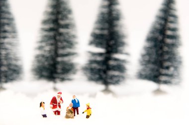 Minyatür Noel Baba ile kar adam olun mutlu saatler çocuklar için Noel günü, ağaç arka plan. Tatil kavramı