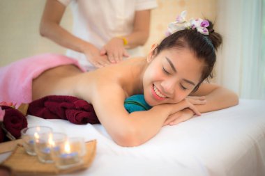 Masör masaj spa ile tedavi çamur Thai spa yaşam tarzı Asyalı kadın vücudunda yapıyor o yüzden rahatla ve lüks. Sağlıklı kavramı