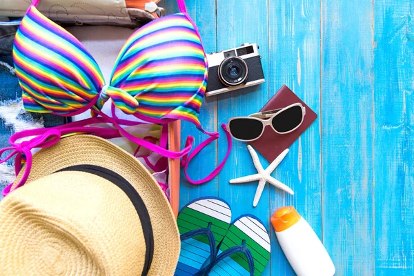 Verão viajando com mala velha e moda mulher maiô Bikini, estrela de peixe, óculos de sol, chapéu. Viajar no feriado, pôr do sol fundo da praia. Conceito de Verão e Viagem . — Fotografia de Stock