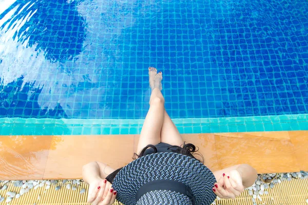 Estilo de vida das mulheres relaxante perto de banho de sol piscina de luxo, dia de verão no resort de praia no hotel. Conceito de Verão — Fotografia de Stock