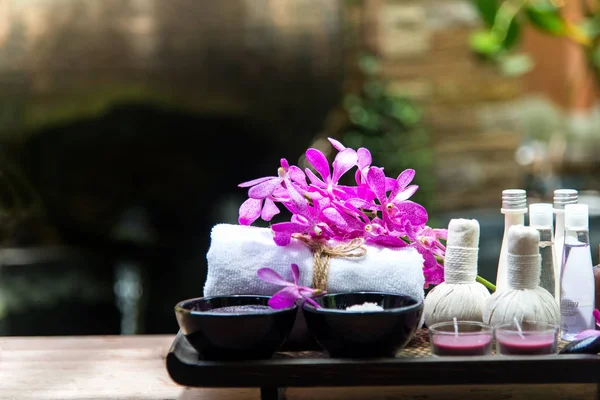 Tratamiento de spa y producto para pies femeninos y uñas de manicura spa con flor rosa, espacio de copia, enfoque suave y selecto, Tailandia. Concepto saludable . —  Fotos de Stock