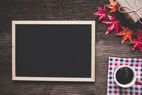 Jul dekorativa på gamla trä bakgrund med hett kaffe, Röd dekor och en tom skylt eller kort för hälsningar, god jul och gott nytt år, kopia utrymme för text. — Stockfoto