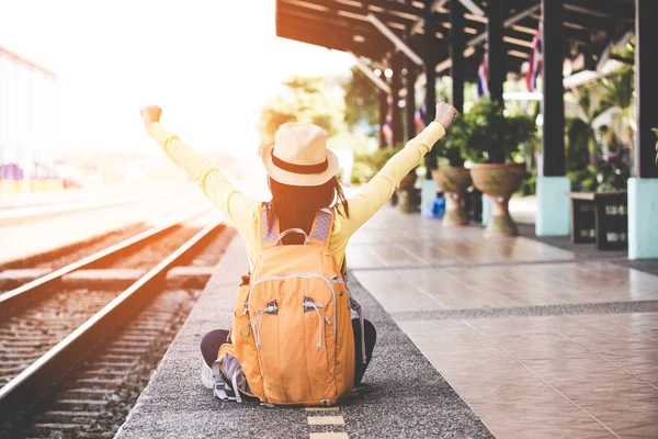 Turismo asiático estilo de vida de las mujeres que usan la mochila con mapa, viajero sentado para esperar un tren, tan feliz y relajarse para el día de verano, Concepto de viaje —  Fotos de Stock
