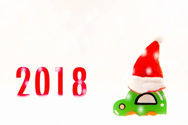 L'auto di legno su Natale rosso in inverno nevoso meraviglioso, l'Anno nuovo 2018. Concetto vacanza — Foto Stock