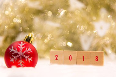 Noel hediye kutusu ve kar tanesi ile dekoratif. Neşeli Noel ve mutlu yeni yıl 2018 metin ışık arka plan üzerinde.