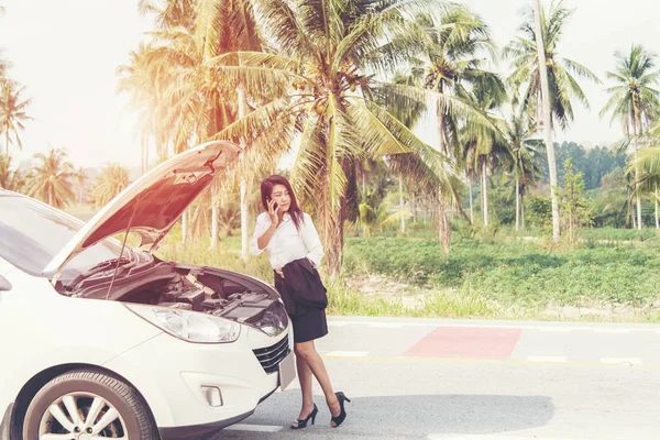 Mujer asiática de negocios con un coche roto pidiendo ayuda. Concepto de Seguros. tono vintage — Foto de Stock