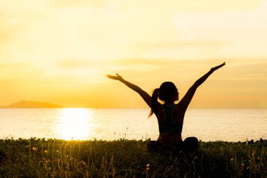 Meditasyon yoga yaşam tarzı kadın siluet deniz günbatımı üzerinde hayati sakin ol. Sağlıklı kavramı