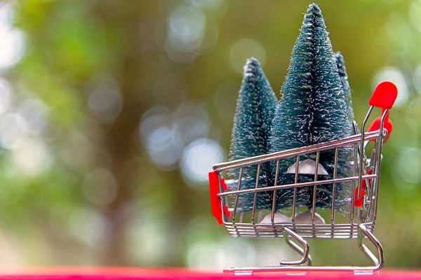 Shopping Jul Och Nyår Julgran Kundvagnen Semesterkoncept — Stockfoto